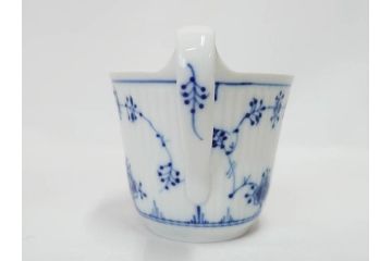 デンマーク　ROYAL COPENHAGEN(ロイヤルコペンハーゲン)　ブルーフルーテッドプレイン　ハイハンドルカップ　コーヒーカップ　ソーサー　ディーププレート　繊細なデザインが可愛らしいC&S3客・プレートセット(大皿、碗皿、洋食器、北欧、共箱付き)(R-081676)
