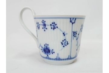 デンマーク　ROYAL COPENHAGEN(ロイヤルコペンハーゲン)　ブルーフルーテッドプレイン　ハイハンドルカップ　コーヒーカップ　ソーサー　ディーププレート　繊細なデザインが可愛らしいC&S3客・プレートセット(大皿、碗皿、洋食器、北欧、共箱付き)(R-081676)