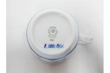 デンマーク　ROYAL COPENHAGEN(ロイヤルコペンハーゲン)　ブルーフルーテッドプレイン　ハイハンドルカップ　コーヒーカップ　ソーサー　ディーププレート　繊細なデザインが可愛らしいC&S3客・プレートセット(大皿、碗皿、洋食器、北欧、共箱付き)(R-081676)