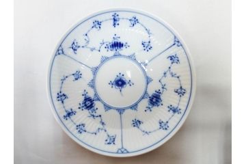 デンマーク　ROYAL COPENHAGEN(ロイヤルコペンハーゲン)　ブルーフルーテッドプレイン　ハイハンドルカップ　コーヒーカップ　ソーサー　ディーププレート　繊細なデザインが可愛らしいC&S3客・プレートセット(大皿、碗皿、洋食器、北欧、共箱付き)(R-081676)