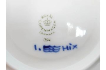 デンマーク　ROYAL COPENHAGEN(ロイヤルコペンハーゲン)　ブルーフルーテッドプレイン　ハイハンドルカップ　コーヒーカップ　ソーサー　ディーププレート　繊細なデザインが可愛らしいC&S3客・プレートセット(大皿、碗皿、洋食器、北欧、共箱付き)(R-081676)