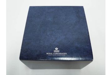 デンマーク　ROYAL COPENHAGEN(ロイヤルコペンハーゲン)　ブルーフルーテッドプレイン　ハイハンドルカップ　コーヒーカップ　ソーサー　ディーププレート　繊細なデザインが可愛らしいC&S3客・プレートセット(大皿、碗皿、洋食器、北欧、共箱付き)(R-081676)