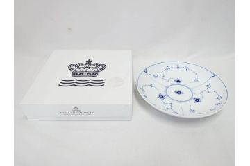 デンマーク　ROYAL COPENHAGEN(ロイヤルコペンハーゲン)　ブルーフルーテッドプレイン　ハイハンドルカップ　コーヒーカップ　ソーサー　ディーププレート　繊細なデザインが可愛らしいC&S3客・プレートセット(大皿、碗皿、洋食器、北欧、共箱付き)(R-081676)
