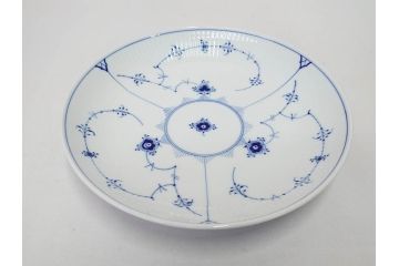 デンマーク　ROYAL COPENHAGEN(ロイヤルコペンハーゲン)　ブルーフルーテッドプレイン　ハイハンドルカップ　コーヒーカップ　ソーサー　ディーププレート　繊細なデザインが可愛らしいC&S3客・プレートセット(大皿、碗皿、洋食器、北欧、共箱付き)(R-081676)