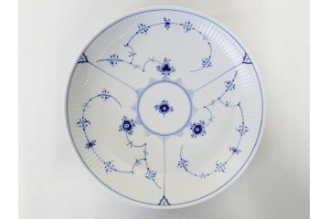 デンマーク　ROYAL COPENHAGEN(ロイヤルコペンハーゲン)　ブルーフルーテッドプレイン　ハイハンドルカップ　コーヒーカップ　ソーサー　ディーププレート　繊細なデザインが可愛らしいC&S3客・プレートセット(大皿、碗皿、洋食器、北欧、共箱付き)(R-081676)