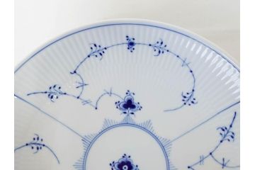 デンマーク　ROYAL COPENHAGEN(ロイヤルコペンハーゲン)　ブルーフルーテッドプレイン　ハイハンドルカップ　コーヒーカップ　ソーサー　ディーププレート　繊細なデザインが可愛らしいC&S3客・プレートセット(大皿、碗皿、洋食器、北欧、共箱付き)(R-081676)