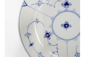 デンマーク　ROYAL COPENHAGEN(ロイヤルコペンハーゲン)　ブルーフルーテッドプレイン　ハイハンドルカップ　コーヒーカップ　ソーサー　ディーププレート　繊細なデザインが可愛らしいC&S3客・プレートセット(大皿、碗皿、洋食器、北欧、共箱付き)(R-081676)