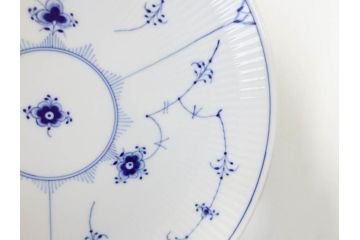 デンマーク　ROYAL COPENHAGEN(ロイヤルコペンハーゲン)　ブルーフルーテッドプレイン　ハイハンドルカップ　コーヒーカップ　ソーサー　ディーププレート　繊細なデザインが可愛らしいC&S3客・プレートセット(大皿、碗皿、洋食器、北欧、共箱付き)(R-081676)