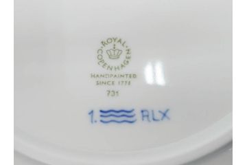 デンマーク　ROYAL COPENHAGEN(ロイヤルコペンハーゲン)　ブルーフルーテッドプレイン　ハイハンドルカップ　コーヒーカップ　ソーサー　ディーププレート　繊細なデザインが可愛らしいC&S3客・プレートセット(大皿、碗皿、洋食器、北欧、共箱付き)(R-081676)