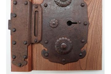 アンティーク雑貨　時代物ならではの味わいが魅力的な蔵戸の錠前金具(ディスプレイ雑貨、蔵戸パーツ)(R-081683)