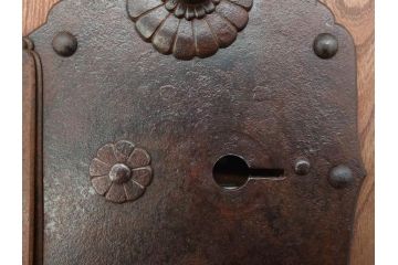 アンティーク雑貨　時代物ならではの味わいが魅力的な蔵戸の錠前金具(ディスプレイ雑貨、蔵戸パーツ)(R-081683)