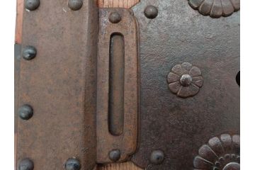 アンティーク雑貨　時代物ならではの味わいが魅力的な蔵戸の錠前金具(ディスプレイ雑貨、蔵戸パーツ)(R-081683)
