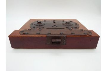 アンティーク雑貨　時代物ならではの味わいが魅力的な蔵戸の錠前金具(ディスプレイ雑貨、蔵戸パーツ)(R-081683)