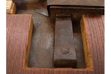 アンティーク雑貨　時代物ならではの味わいが魅力的な蔵戸の錠前金具(ディスプレイ雑貨、蔵戸パーツ)(R-081683)