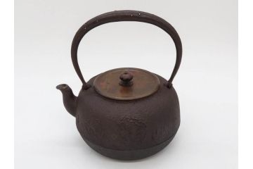 正寿堂　銀粒象嵌提手　斑紫銅蓋　歴史を重ねた佇まいが魅力の鉄瓶(花、梅、四君子紋?、湯沸、湯瓶、茶道具、茶器)(R-081689)