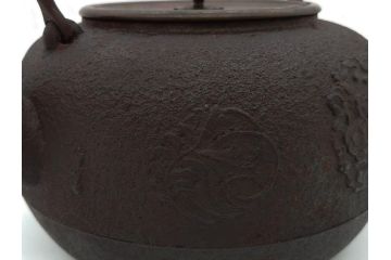 正寿堂　銀粒象嵌提手　斑紫銅蓋　歴史を重ねた佇まいが魅力の鉄瓶(花、梅、四君子紋?、湯沸、湯瓶、茶道具、茶器)(R-081689)