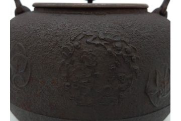 正寿堂　銀粒象嵌提手　斑紫銅蓋　歴史を重ねた佇まいが魅力の鉄瓶(花、梅、四君子紋?、湯沸、湯瓶、茶道具、茶器)(R-081689)