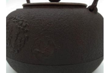 正寿堂　銀粒象嵌提手　斑紫銅蓋　歴史を重ねた佇まいが魅力の鉄瓶(花、梅、四君子紋?、湯沸、湯瓶、茶道具、茶器)(R-081689)