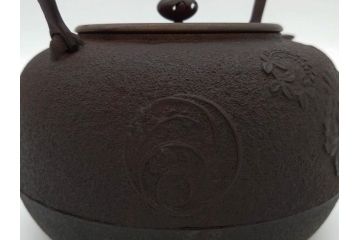 正寿堂　銀粒象嵌提手　斑紫銅蓋　歴史を重ねた佇まいが魅力の鉄瓶(花、梅、四君子紋?、湯沸、湯瓶、茶道具、茶器)(R-081689)