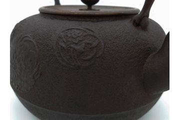 正寿堂　銀粒象嵌提手　斑紫銅蓋　歴史を重ねた佇まいが魅力の鉄瓶(花、梅、四君子紋?、湯沸、湯瓶、茶道具、茶器)(R-081689)