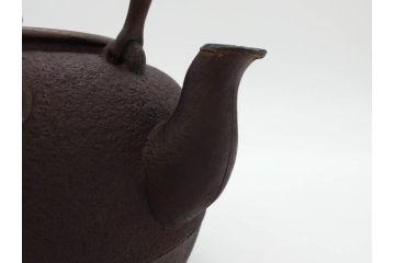 正寿堂　銀粒象嵌提手　斑紫銅蓋　歴史を重ねた佇まいが魅力の鉄瓶(花、梅、四君子紋?、湯沸、湯瓶、茶道具、茶器)(R-081689)