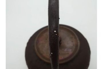 正寿堂　銀粒象嵌提手　斑紫銅蓋　歴史を重ねた佇まいが魅力の鉄瓶(花、梅、四君子紋?、湯沸、湯瓶、茶道具、茶器)(R-081689)