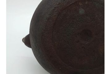 正寿堂　銀粒象嵌提手　斑紫銅蓋　歴史を重ねた佇まいが魅力の鉄瓶(花、梅、四君子紋?、湯沸、湯瓶、茶道具、茶器)(R-081689)
