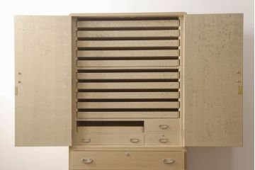 中古　上手物　伝統工芸士　皆川繁久作　シックな色合いの金具が落ち着きある雰囲気を醸し出す加茂総桐箪笥・上段(胴厚、四方丸、総桐たんす、引き出し、着物箪笥、和タンス、衣装箪笥、サイドキャビネット)(R-081695)