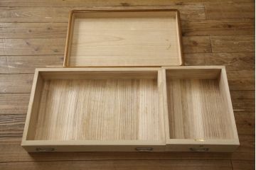 中古　上手物　伝統工芸士　皆川繁久作　シックな色合いの金具が落ち着きある雰囲気を醸し出す加茂総桐箪笥・上段(胴厚、四方丸、総桐たんす、引き出し、着物箪笥、和タンス、衣装箪笥、サイドキャビネット)(R-081695)