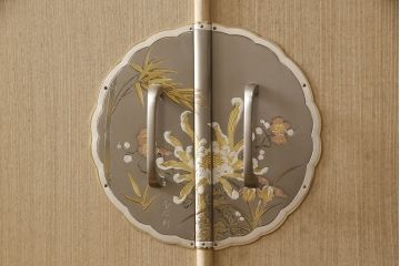 中古　上手物　伝統工芸士　皆川繁久作　シックな色合いの金具が落ち着きある雰囲気を醸し出す加茂総桐箪笥・上段(胴厚、四方丸、総桐たんす、引き出し、着物箪笥、和タンス、衣装箪笥、サイドキャビネット)(R-081695)