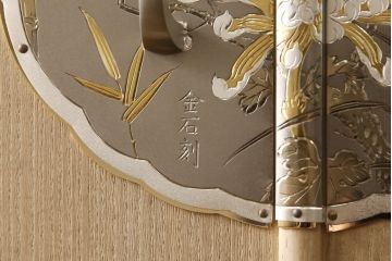 中古　上手物　伝統工芸士　皆川繁久作　シックな色合いの金具が落ち着きある雰囲気を醸し出す加茂総桐箪笥・上段(胴厚、四方丸、総桐たんす、引き出し、着物箪笥、和タンス、衣装箪笥、サイドキャビネット)(R-081695)