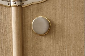 中古　上手物　伝統工芸士　皆川繁久作　シックな色合いの金具が落ち着きある雰囲気を醸し出す加茂総桐箪笥・上段(胴厚、四方丸、総桐たんす、引き出し、着物箪笥、和タンス、衣装箪笥、サイドキャビネット)(R-081695)