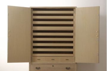 中古　伝統工芸士　小林雄蔵作　繊細な透かしの金具が上品な雰囲気を醸し出す加茂総桐箪笥・上段(胴厚、総桐たんす、着物箪笥、引き出し、和タンス、サイドキャビネット、収納棚、戸棚)(R-081697)
