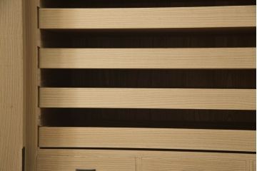 中古　伝統工芸士　小林雄蔵作　繊細な透かしの金具が上品な雰囲気を醸し出す加茂総桐箪笥・上段(胴厚、総桐たんす、着物箪笥、引き出し、和タンス、サイドキャビネット、収納棚、戸棚)(R-081697)