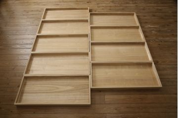 中古　伝統工芸士　小林雄蔵作　繊細な透かしの金具が上品な雰囲気を醸し出す加茂総桐箪笥・上段(胴厚、総桐たんす、着物箪笥、引き出し、和タンス、サイドキャビネット、収納棚、戸棚)(R-081697)
