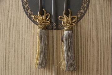 中古　伝統工芸士　小林雄蔵作　繊細な透かしの金具が上品な雰囲気を醸し出す加茂総桐箪笥・上段(胴厚、総桐たんす、着物箪笥、引き出し、和タンス、サイドキャビネット、収納棚、戸棚)(R-081697)