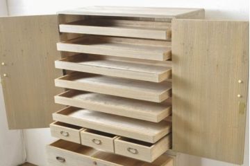 中古　繊細なデザインの金具が魅力的な加茂総桐箪笥・上段(並厚、総桐たんす、引き出し、着物箪笥、収納箪笥、和タンス)(R-081698)