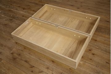中古　伝統工芸士　小林雄蔵作　繊細な透かしの金具が上品な雰囲気を醸し出す加茂総桐箪笥・下段(胴厚、総桐たんす、引き出し、和タンス、ローボード、テレビ台、テレビボード、ローチェスト)(R-081699)