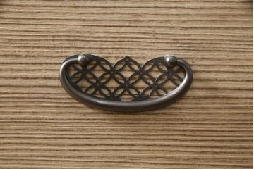 中古　伝統工芸士　小林雄蔵作　繊細な透かしの金具が上品な雰囲気を醸し出す加茂総桐箪笥・下段(胴厚、総桐たんす、引き出し、和タンス、ローボード、テレビ台、テレビボード、ローチェスト)(R-081699)