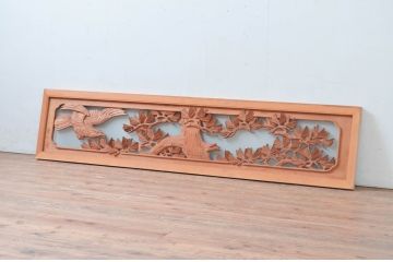 ビンテージ建具　峯水作　松と鷹(タカ)の図柄が目を惹かれる片面ガラスの彫刻欄間1枚(明かり取り、明り取り、ヴィンテージ)(R-081707)