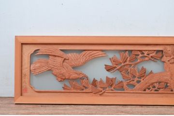 ビンテージ建具　峯水作　松と鷹(タカ)の図柄が目を惹かれる片面ガラスの彫刻欄間1枚(明かり取り、明り取り、ヴィンテージ)(R-081707)
