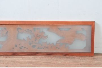 ビンテージ建具　峯水作　松と鷹(タカ)の図柄が目を惹かれる片面ガラスの彫刻欄間1枚(明かり取り、明り取り、ヴィンテージ)(R-081707)