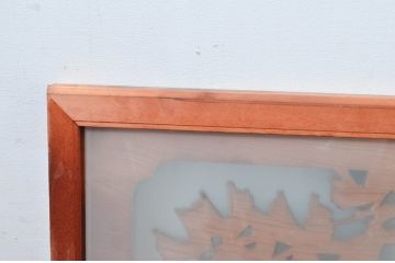 ビンテージ建具　峯水作　松と鷹(タカ)の図柄が目を惹かれる片面ガラスの彫刻欄間1枚(明かり取り、明り取り、ヴィンテージ)(R-081707)