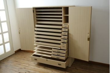 中古　美品　凛とした上品な佇まいが魅力的な加茂総桐箪笥(胴厚、総桐たんす、和タンス、収納箪笥、衣装箪笥、着物箪笥)(定価約240万円)(R-081725)