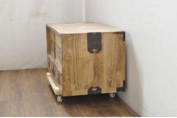和製アンティーク　昭和初期　前面黒柿材　存在感のある模様に上品な銅金具が映える衣装箪笥・上段(和たんす、時代箪笥、ローボード、テレビボード、テレビ台、TVボード、TV台、リビングボード、収納棚、戸棚、引き出し、整理タンス)(R-081727)