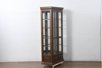中古　美品　maruni(マルニ木工)　地中海ロイヤルシリーズ(ROYAL)　 シックな佇まいが魅力的なキャビネット(キュリオケース、ガラスケース、ショーケース、食器棚、カップボード、収納棚、戸棚、飾り棚、店舗什器、コレクションケース)(定価約60万円)(R-081731)