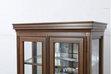 中古　美品　maruni(マルニ木工)　地中海ロイヤルシリーズ(ROYAL)　 シックな佇まいが魅力的なキャビネット(キュリオケース、ガラスケース、ショーケース、食器棚、カップボード、収納棚、戸棚、飾り棚、店舗什器、コレクションケース)(定価約60万円)(R-081731)