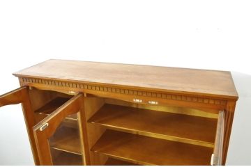中古　美品　横浜クラシック家具　ダニエル(Daniel)　アーリーアメリカン　A-207書棚(L)　温かみのある木の色合いが魅力的な前面ガラスのキャビネット(本棚、ブックケース、本箱、ブックシェルフ、飾り棚、戸棚、収納棚)(定価約121万6千円)(R-081732)