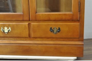 中古　美品　横浜クラシック家具　ダニエル(Daniel)　アーリーアメリカン　A-207書棚(L)　温かみのある木の色合いが魅力的な前面ガラスのキャビネット(本棚、ブックケース、本箱、ブックシェルフ、飾り棚、戸棚、収納棚)(定価約121万6千円)(R-081732)