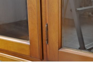 中古　美品　横浜クラシック家具　ダニエル(Daniel)　アーリーアメリカン　A-207書棚(L)　温かみのある木の色合いが魅力的な前面ガラスのキャビネット(本棚、ブックケース、本箱、ブックシェルフ、飾り棚、戸棚、収納棚)(定価約121万6千円)(R-081732)